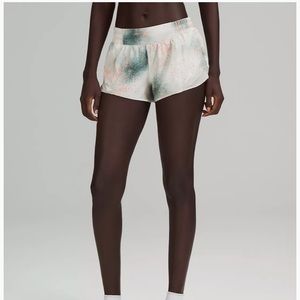 Lululemon Hotty Hot short low rise 2.5” reflective size 6